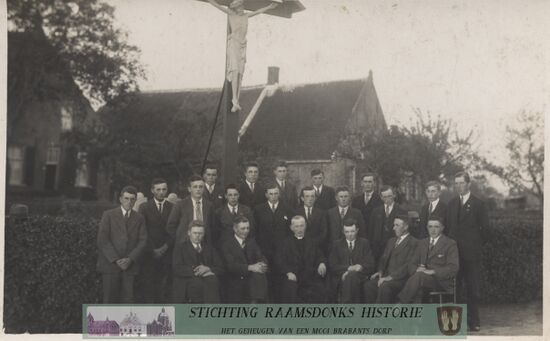 Op 13 oktober 1935 is door de leden van de R.K. Jonge Boerenstand “Het kruis langs den weg naar Waspik” geplaatst en ingezegend, in de voortuin bij de boerderij Luiten Ambachtstraat 29.