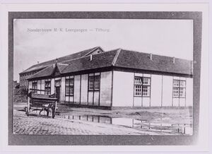 Het noodgebouw van de R.K. Leergangen aan de Lange Schijfstraat te Tilburg - De bouw werd aanbesteed in augustus 1918.