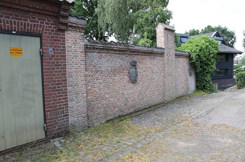 Oude muur met 2 plaquettes – Schansstraat (Foto: 25 juni 2013)