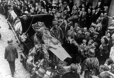 Dolphke Begroefenis - Parade met de symbolische begrafenis van Adolf Hitler in Brussel -juli 1945