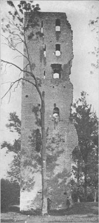 Westmuur der ruïne van den toren van het kasteel Strijen.