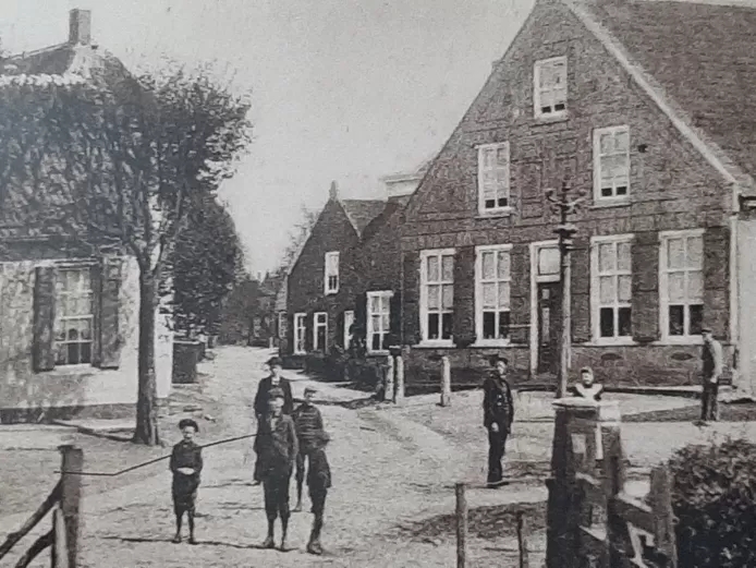 De Molenstraat ergens begin twintigste eeuw. Links het witte gebouw, is het café van de schoon(groot)ouders van Mia van Strien. De panden rechts hebben de oorlog niet overleefd.