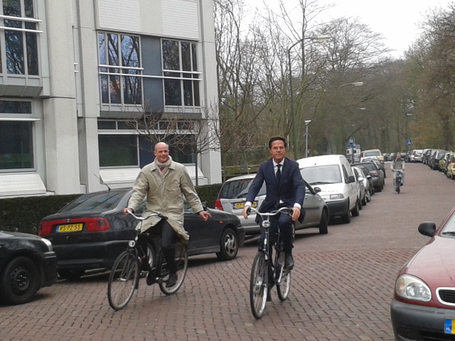 Bestand:Rutte en Blok arriveren bij Catshuis voor onderhandelingen op 29 maart.jpg