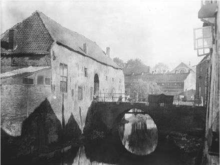 Poortgebouw van het voormalige klooster van de zusters van Orthen aan de Dieze. De foto is gemaakt in 1932. (bron: http://denboschpubliek.hosting.deventit.net/detail.php?id=15025259)