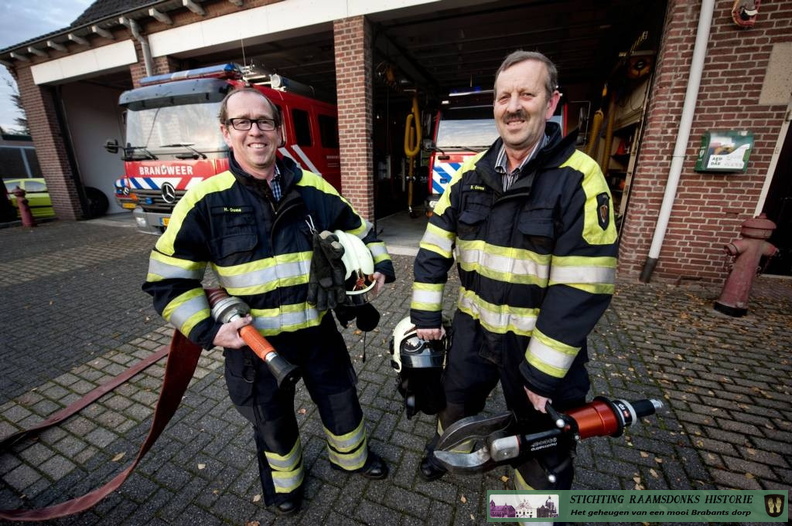 Huub (links) en Bert Oome zijn al 35 jaar vrijwilliger bij de brandweer Amerstreek. Huub: 'De brandweer is een club van mensen, die binnen een halfuur voor je klaarstaan en die alles doen waar een ander voor wegloopt. Dat zie je nergens anders.' foto Edwin Wiekens/het fotoburo