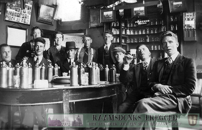Het café Janus van Leeuwen is de plek waar Veerse Boys in 1927 werd opgericht. Eerst heette de sportvereniging SNA: Sport Na Arbeid. Op 2 mei 1927 werd deze club officieel door de voetbalbond erkend, maar de naam moest veranderd worden, omdat er al een club bestond met dezelfde naam. Nellis van Seeters kwam toen met de naam “Veersche Boys” op de proppen en deze naam werd door de voetbalbond geaccepteerd. Het eerste bestuur bestond uit voorzitter Piet Broeders, secretaris Janus van Leeuwen en penningmeester Dirk van Dongen.