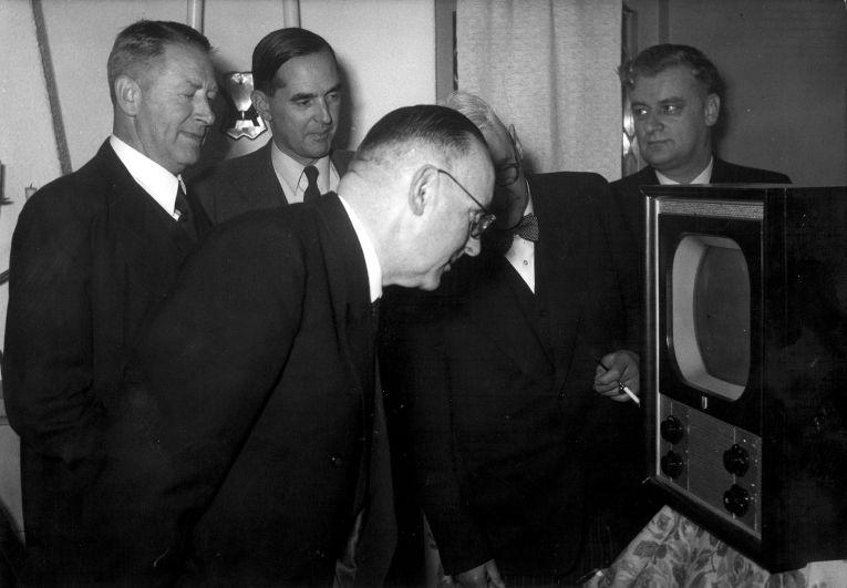 Bestand:Op 2 oktober 1951 vindt in café De Roozeboom in Bussum de eerste televisie uitzending plaats. De uitzending wordt gevolg - SFA001021458.jpg