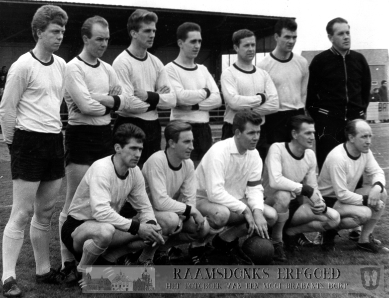 Het team dat in 1966 promoveerde naar de eerste klasse.