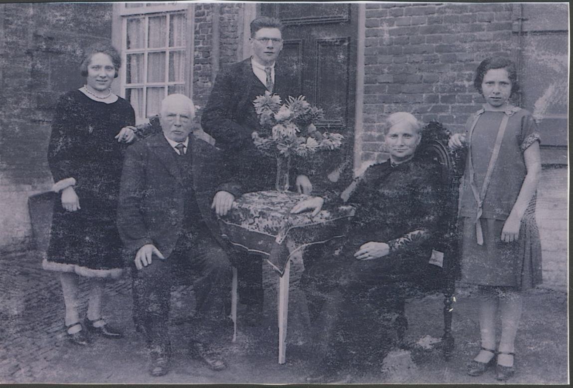 Gezin Henrij en Jenneke Kooperberg. Van links-rechts: Hendrika Aaltje, Henrij, Hijman Philip, Jenneke, Henriette Veronica.