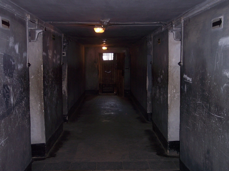 Bestand:Auschwitz I death block 11 04.jpg