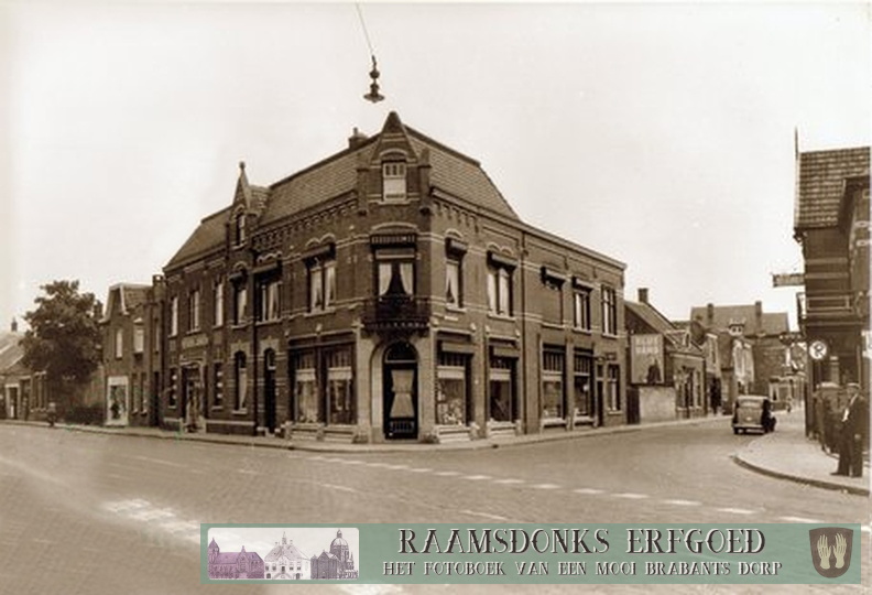 Keizersdijk 2 (F86), Meeuwisse-van Dongen, later Jan Hopman. Beide met naaigarnituren.