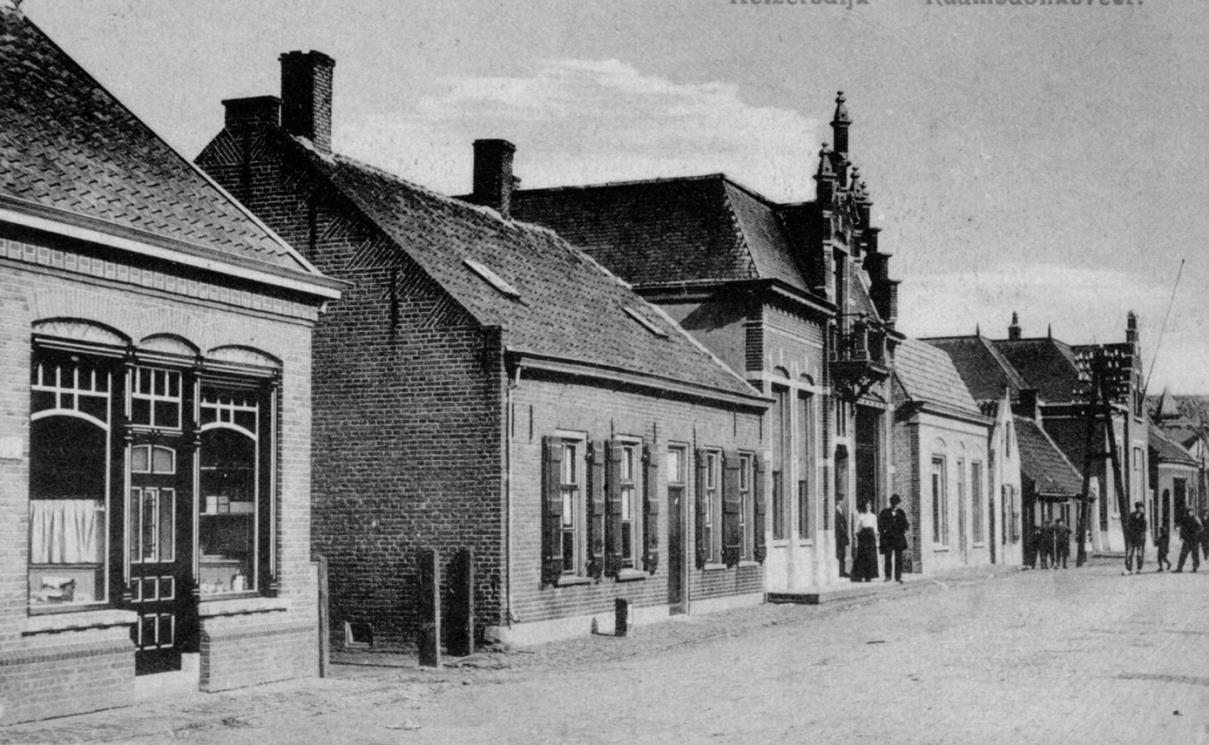 Het winkelpand (met het “torentje”) van Philip Kooperberg en later Henrij Kooperberg aan de Keizersdijk (huidig nr. 24) te Raamsdonksveer.