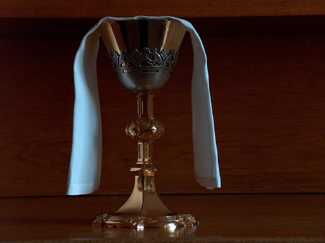 Bestand:Purificatorium on chalice.jpg