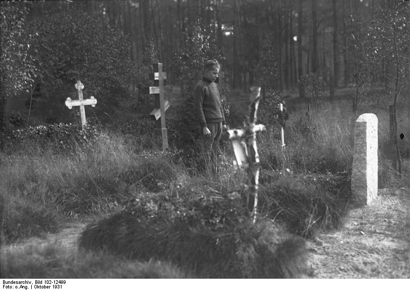 Bestand:Bundesarchiv Bild 102-12499, Berlin-Grunewald, Friedhof für Selbstmörder.jpg