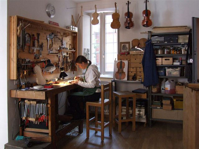 Bestand:Workshop luthier.jpg