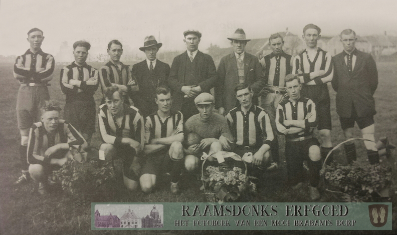 HET EERSTE KAMPIOENSTEAM VAN VEERSCHE BOYS! Staand v.l.n.r. J. v. Keulen, P. v. Delft, J. v. Leeuwen (tevens secretaris), M. Verhoeven (bestuur), H. v. Gils (bestuur), J. v. Leeuwen (bestuur), A. Zwart, F. Rijken, H. Vissers. Gehurkt v.l.n.r. P. Broeders (tevens voorzitter), G. Diepstraten, P. Blankers, C. v. Sters, D. v. Dongen (tevens penningmeester), P. Emmen.
