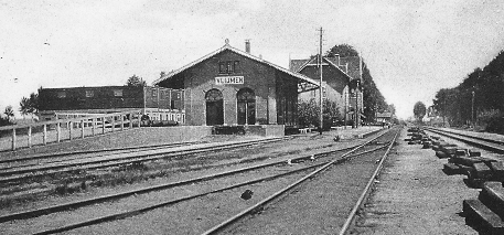 Station Vlijmen: goederenloods, met daarachter het nevengebouw en het hoofdgebouw, omstreeks 1920, kijkend naar het oosten