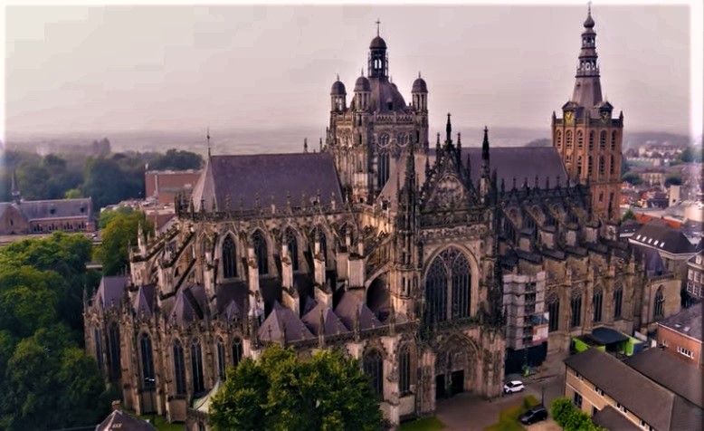 Bestand:De grootste kathedraal van Nederland, de Sint Janskathedraal in 's-Hertogenbosch.jpg