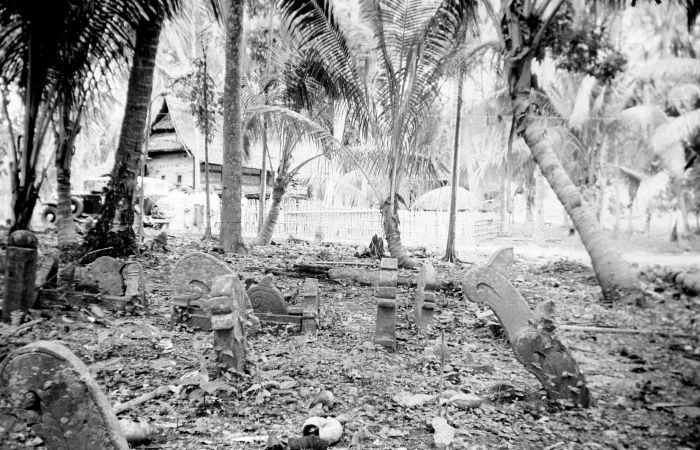 Bestand:COLLECTIE TROPENMUSEUM Een oude begraafplaats met typische grafstenen bij Toebo in het landschap Tjenrana in Mandar Zuid Celebes TMnr 10016609.jpg