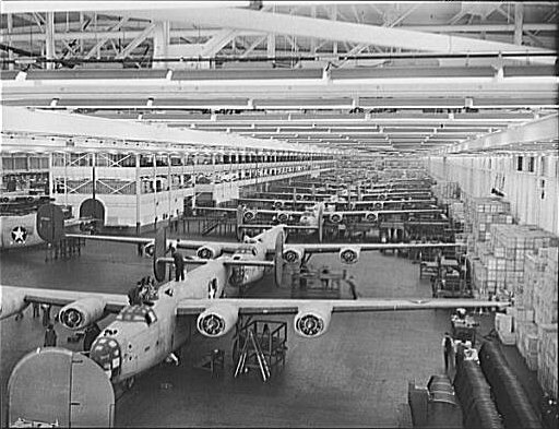 Bestand:B-24 bomber at Willow Run.jpg