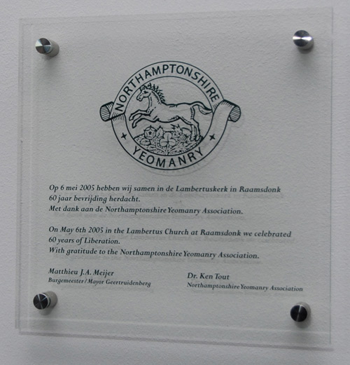 Deze plaquette hangt in de Lambertuskerk in Raamsdonk. Het herdenkt de 60 jarige bevrijding van Raamsdonk.