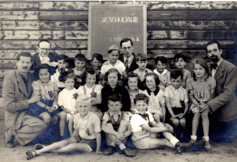 Bestand:Westerbork, a school in the camp.jpg