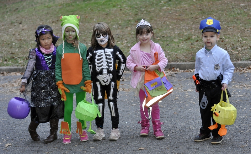 Bestand:Halloween costumes - 1.jpg
