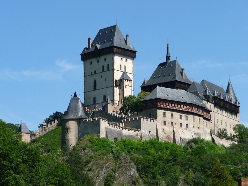 Bestand:Burg Karlstein - Karlštejn - panoramio.jpg