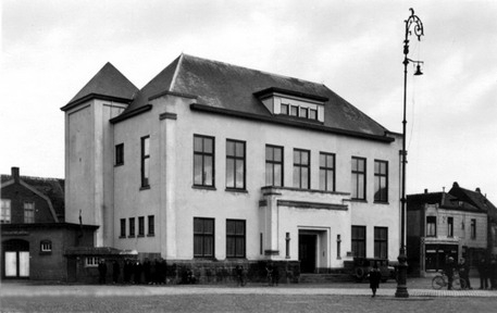 Bestand:GemeentehuisRaamsdonk-circa-jaren-30.jpg