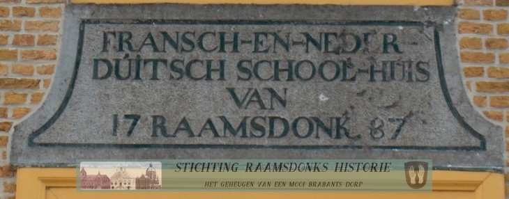 Hardstenen ornament in de gevel van het Fransch en Neder Duitsch schoolhuis van Raamsdonk. (Terry van Erp - SRH) 20 maart 2014
