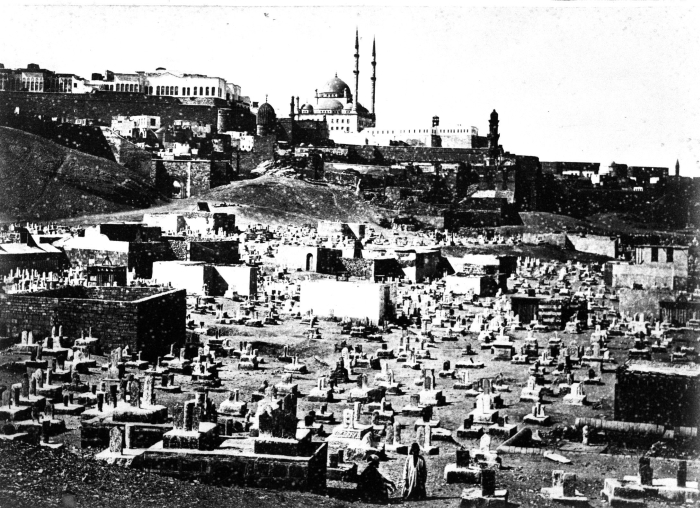 Bestand:COLLECTIE TROPENMUSEUM Stadsgezicht met de Bab al-Wazir begraafplaats en de Mohammed Ali moskee TMnr 60019642.jpg