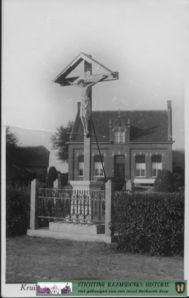 Luiten Ambachtstraat – Wielstraat Gierijzeren crucifix met corpus noordkant van de weg 1935 (zondag 13 oktober 1935)