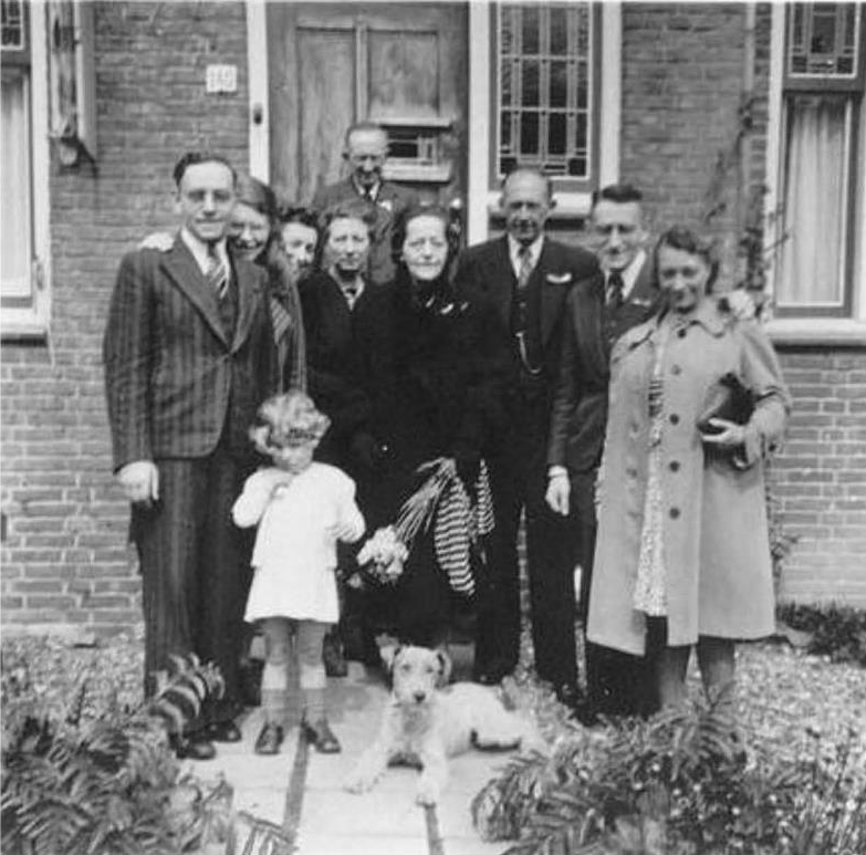 De familie de Jong in mei 1945 vereeuwigd met hun helpers voor de woning van Jelten te Dordrecht. Vanaf links: Leo de Jong, Netty Kooperberg, Marietje Vermeeren-Kwak, mevr. Jelten, Herman Boet, Klara de Ruiter-de Jong, Evert Jelten, Siegfried de Jong en Annie Vermeeren. Het kleine meisje is Carla Vermeeren. (collectie: Marie-José van Overveld-Vermeeren)