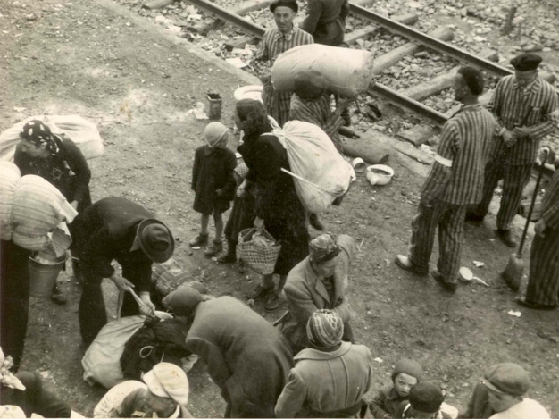 Bestand:Birkenau mother and child on a platform after alighting from a train.jpg