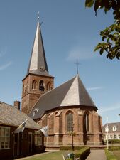 Een in Nederland veelvoorkomende kerktoren met spits, zoals deze in Borne.