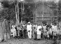 Huwelijk van een achtjarige bruid uit Buru die volgens oud gebruik al vlak na de geboorte werd verkocht aan een andere stam en een bruidsschat mee kreeg, foto genomen voor 1941