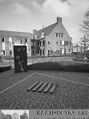 L.M. Tangel (Loek) - February 1999 - Exterieur overzicht zijkant gemeentehuis - Raamsdonksveer - 20320189 - Rijksdienst voor het Cultureel Erfgoed Villa Chartroise: Exterieur overzicht zijkant gemeentehuis