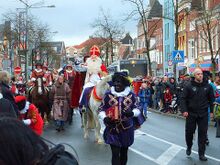 Sinterklaas in Groningen onderweg van de boot naar het gemeentehuis, waar hij wordt ontvangen door de burgemeester; 21 november 2015.