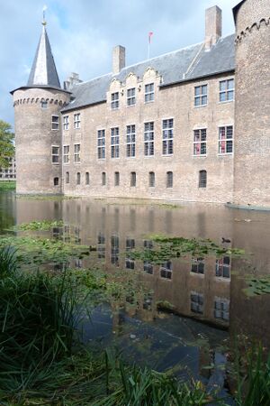 Kasteel Helmond in spiegelbeeld.jpg