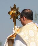 Monstransdragende priester met schoudervelum tijdens een processie