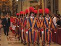 Zwitserse garde tijdens een pontificale processie in het Vaticaan