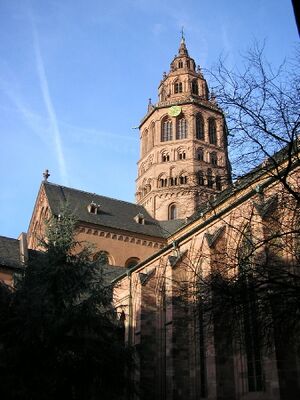 Mainzer Dom vom Kreuzgang.jpg