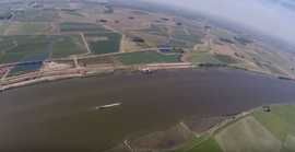 De Nieuwe Merwede, gezien vanuit de lucht. Op de foto zijn duidelijk een aantal drempels met bruggen zichtbaar. Bij hoge waterstanden kan het water van de Nieuwe Merwede via die drempels gemakkelijk de zogenaamde Noordwaard binnenstromen. Zo kan het water sneller afgevoerd worden, via het Gat van de Visschen, richting het Hollandsch Diep
