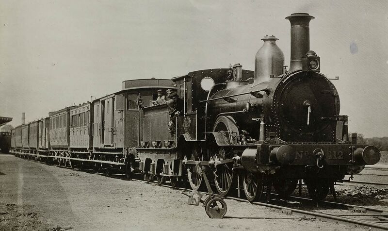 Een typische trein uit de beginperiode van het Halve Zolen lijntje. De locomotief was van de Staatsspoorserie 101-150. De wagons hebben geen doorlopende gangen, maar afzonderlijke coupés.