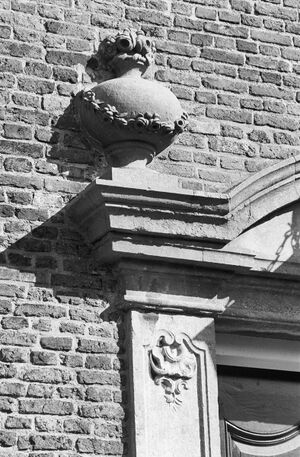 Lambertuskerk raamsdonk exterieur detail van ingangsomlijsting 20304350.jpg