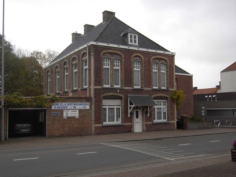 Bestand:Oostnieuwkerke (Staden) - Rectorie.jpg