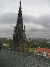 Neogotische spits van de Sint-Vituskathedraal in Praag.