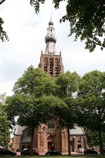 Bestand:Hilvarenbeek - Vrijthof 28 - St. Petrus-Bandenkerk.jpg