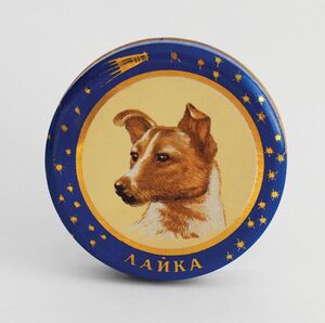 Hond-Lajka-Sovjetunie-koektrommel.jpg