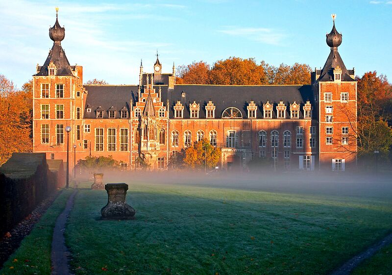 Bestand:Castle Arenberg, Katholieke Universiteit Leuven adj.jpg